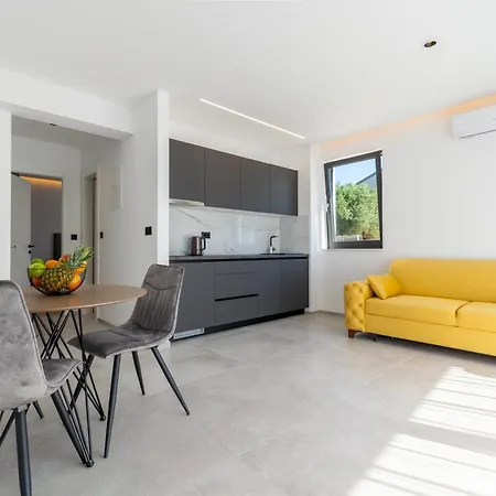 Pino 1 Apartment Baska Voda